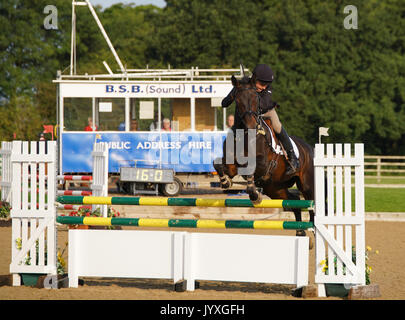 Knutsford, Großbritannien. 20 Aug, 2017. Somerford Park International Horse Trials, Sonntag, Tag 3, Reiter konkurrieren in der Britischen eventing CIC* und CIC** Springen und Langlauf. Credit: Scott Carruthers/Alamy leben Nachrichten Stockfoto