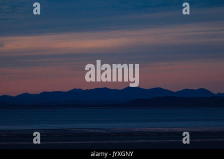 Morecambe, Lancashire, UK. 20 Aug, 2017. UK Wetter. Rosa Himmel hinter dem Süden Lakeland Fells in Morecambe Bay kurz nach Sonnenuntergang Credit: David Billinge/Alamy leben Nachrichten Stockfoto