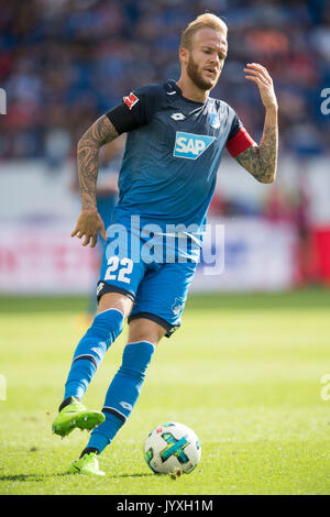 Sinsheim, Deutschland. 19 Aug, 2017. Kevin VOGT (1899) Aktion, zum 1:0, Fussball 1. Bundesliga, 1. Spieltag, TSG 1899 Hoffenheim (1899) - der SV Werder Bremen (HB) 1:0, am 19.08.2017 in Sinsheim/Deutschland. | Verwendung weltweit Quelle: dpa/Alamy leben Nachrichten Stockfoto