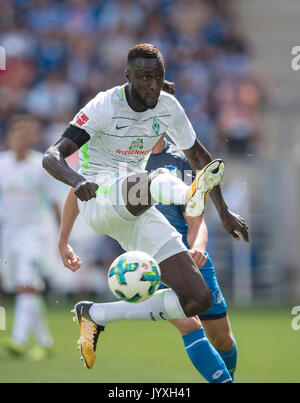 Sinsheim, Deutschland. 19 Aug, 2017. Lamine SANE (HB) Aktion, Fussball 1. Bundesliga, 1. Spieltag, TSG 1899 Hoffenheim (1899) - der SV Werder Bremen (HB) 1:0, am 19.08.2017 in Sinsheim/Deutschland. | Verwendung weltweit Quelle: dpa/Alamy leben Nachrichten Stockfoto