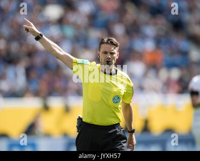 Sinsheim, Deutschland. 19 Aug, 2017. Schiedsrichter Guido WINKMANN, Gestik, Geste. Fussball 1. Bundesliga, 1. Spieltag, TSG 1899 Hoffenheim (1899) - der SV Werder Bremen (HB) 1:0, am 19.08.2017 in Sinsheim/Deutschland. | Verwendung weltweit Quelle: dpa/Alamy leben Nachrichten Stockfoto