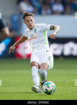 Sinsheim, Deutschland. 19 Aug, 2017. Robert Bauer (HB) Aktion, zum 1:0, Fussball 1. Bundesliga, 1. Spieltag, TSG 1899 Hoffenheim (1899) - der SV Werder Bremen (HB) 1:0, am 19.08.2017 in Sinsheim/Deutschland. | Verwendung weltweit Quelle: dpa/Alamy leben Nachrichten Stockfoto