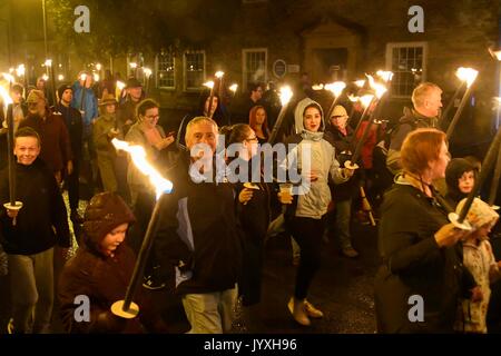 Bridport, Dorset, Großbritannien. 20. August 2017. Hunderte von Menschen, die unter der Leitung des Bürgermeister Cllr Anne Rickard Spaziergang von Bridport Rathaus zum Strand von West Bay in der jährlichen Bridport Karneval Fackelzug. Die Veranstaltung wurde stiil ein Unentschieden für die große Zahl von Menschen trotz des starken Regens während des Abends im Aufbau. Photo Credit: Graham Jagd-/Alamy leben Nachrichten Stockfoto