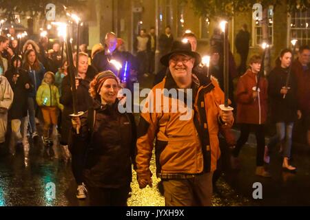 Bridport, Dorset, Großbritannien. 20. August 2017. Hunderte von Menschen, die unter der Leitung des Bürgermeister Cllr Anne Rickard Spaziergang von Bridport Rathaus zum Strand von West Bay in der jährlichen Bridport Karneval Fackelzug. Die Veranstaltung wurde stiil ein Unentschieden für die große Zahl von Menschen trotz des starken Regens während des Abends im Aufbau. Photo Credit: Graham Jagd-/Alamy leben Nachrichten Stockfoto