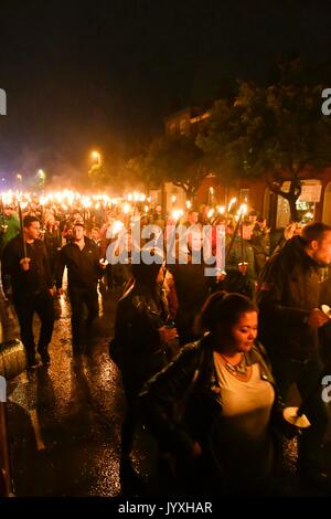 Bridport, Dorset, Großbritannien. 20. August 2017. Hunderte von Menschen, die unter der Leitung des Bürgermeister Cllr Anne Rickard Spaziergang von Bridport Rathaus zum Strand von West Bay in der jährlichen Bridport Karneval Fackelzug. Die Veranstaltung wurde stiil ein Unentschieden für die große Zahl von Menschen trotz des starken Regens während des Abends im Aufbau. Photo Credit: Graham Jagd-/Alamy leben Nachrichten Stockfoto