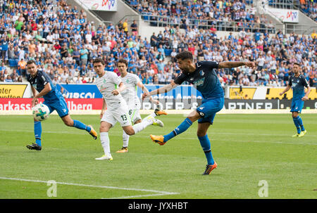 Sinsheim, Deutschland. 19 Aug, 2017. Kerem DEMIRBAY r. (1899) über das Tor, Schuss, Aktion, Fussball 1. Bundesliga, 1. Spieltag, TSG 1899 Hoffenheim (1899) - der SV Werder Bremen (HB), am 19.08.2017 in Sinsheim/Deutschland. | Verwendung weltweit Quelle: dpa/Alamy leben Nachrichten Stockfoto