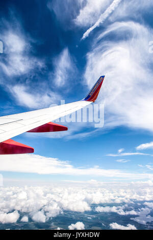 Kansas City, Kansas, USA. 4. Aug 2016. Die Flügel der Southwest Airlines Boeing737-700 Serie Flugzeuge können durch eine Kabine Fenster an einem bewölkten Tag über den Mittleren Westen der USA gesehen werden. Credit: Alex Edelman/ZUMA Draht/Alamy leben Nachrichten Stockfoto