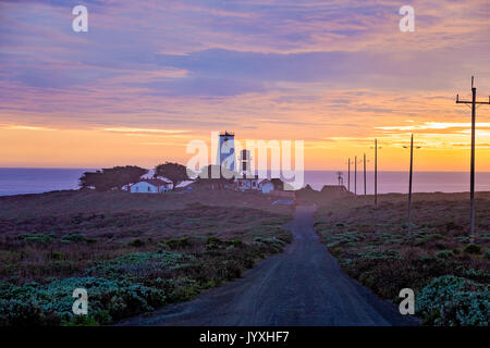 San Simeon, Kalifornien, USA. 30. Dezember 2016. Piedras Blancas Licht Station bei Sonnenuntergang. Credit: Alex Edelman/ZUMA Draht/Alamy leben Nachrichten Stockfoto