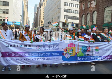 2017/08/20: lebendige und vielfältige Massen an der 38th Indien Day Parade nehmen der Unabhängigkeit Indiens Tag an der Madison Avenue, Manhattan zu feiern. Stockfoto