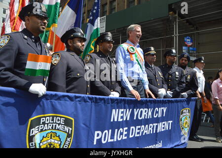 2017/08/20: lebendige und vielfältige Massen an der 38th Indien Day Parade nehmen der Unabhängigkeit Indiens Tag an der Madison Avenue, Manhattan zu feiern. Stockfoto