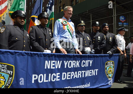 2017/08/20: lebendige und vielfältige Massen an der 38th Indien Day Parade nehmen der Unabhängigkeit Indiens Tag an der Madison Avenue, Manhattan zu feiern. Stockfoto