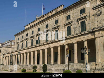 Korfu, Griechenland. 10.Oktober 2004. Die Royal Palace in Korfu von Heiligen Michael und Georg (Palaia Anaktora), beherbergt heute das Museum für Asiatische Kunst Das klassizistische Gebäude im georgianischen Stil, mit dorischen Säulengang und große Torbögen, Termine bis 1819. Eine Insel vor der Griechischen Westküste in das Ionische Meer, Korfu ist ein beliebtes Reiseziel geworden. Credit: Arnold Drapkin/ZUMA Draht/Alamy leben Nachrichten Stockfoto