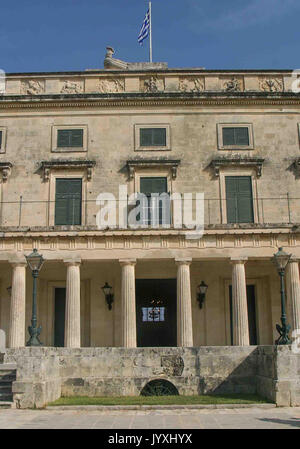 Korfu, Griechenland. 10.Oktober 2004. Die Royal Palace in Korfu von Heiligen Michael und Georg (Palaia Anaktora), beherbergt heute das Museum für Asiatische Kunst Das klassizistische Gebäude im georgianischen Stil, mit dorischen Säulengang und große Torbögen, Termine bis 1819. Eine Insel vor der Griechischen Westküste in das Ionische Meer, Korfu ist ein beliebtes Reiseziel geworden. Credit: Arnold Drapkin/ZUMA Draht/Alamy leben Nachrichten Stockfoto