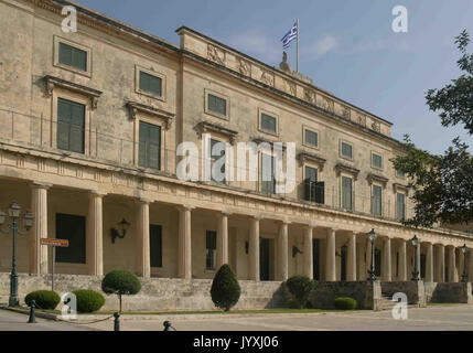 Korfu, Griechenland. 10.Oktober 2004. Die Royal Palace in Korfu von Heiligen Michael und Georg (Palaia Anaktora), beherbergt heute das Museum für Asiatische Kunst Das klassizistische Gebäude im georgianischen Stil, mit dorischen Säulengang und große Torbögen, Termine bis 1819. Eine Insel vor der Griechischen Westküste in das Ionische Meer, Korfu ist ein beliebtes Reiseziel geworden. Credit: Arnold Drapkin/ZUMA Draht/Alamy leben Nachrichten Stockfoto