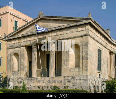 Korfu, Griechenland. 10.Oktober 2004. Ein Ende des Royal Palace in Korfu von Heiligen Michael und Georg (Palaia Anaktora), beherbergt heute das Museum für Asiatische Kunst Das klassizistische Gebäude im georgianischen Stil, mit dorischen Säulengang und große Torbögen, Termine bis 1819. Eine Insel vor der Griechischen Westküste in das Ionische Meer, Korfu ist ein beliebtes Reiseziel geworden. Credit: Arnold Drapkin/ZUMA Draht/Alamy leben Nachrichten Stockfoto
