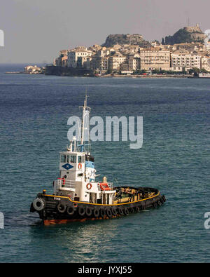 Korfu, Griechenland. 10.Oktober 2004. Ein schubschiff Segel in der Bucht aus der Altstadt von Korfu. Eine Insel vor der Griechischen Westküste, Korfu ist ein beliebtes Reiseziel geworden. Credit: Arnold Drapkin/ZUMA Draht/Alamy leben Nachrichten Stockfoto