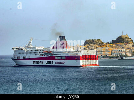 Korfu, Griechenland. 10.Oktober 2004. Ein Minoan Lines Fähre fährt die Stadt Korfu. Eine Insel vor der Griechischen Westküste in das Ionische Meer, Korfu ist ein beliebtes Reiseziel geworden. Credit: Arnold Drapkin/ZUMA Draht/Alamy leben Nachrichten Stockfoto