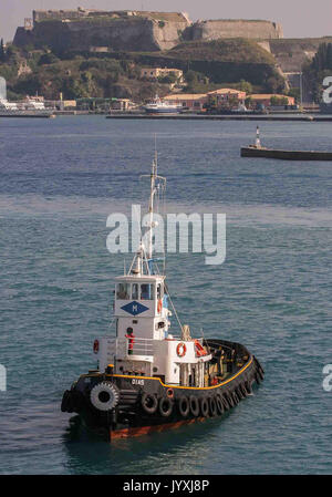 Korfu, Griechenland. 10.Oktober 2004. Ein schubschiff Segel in der Bucht aus der Altstadt von Korfu. Eine Insel vor der Griechischen Westküste, Korfu ist ein beliebtes Reiseziel geworden. Credit: Arnold Drapkin/ZUMA Draht/Alamy leben Nachrichten Stockfoto