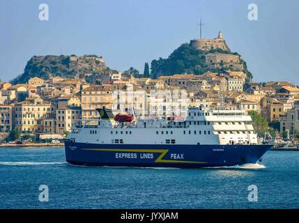 Korfu, Griechenland. 10.Oktober 2004. Die große Fähre Pantokrator Segel Vergangenheit der Stadt Korfu und dem berühmten alten Festung. Eine Insel vor der Griechischen Westküste, Korfu ist ein beliebtes Reiseziel geworden. Credit: Arnold Drapkin/ZUMA Draht/Alamy leben Nachrichten Stockfoto