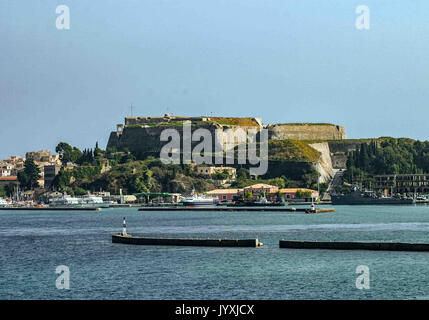 Korfu, Griechenland. 10.Oktober 2004. Die neue Festung von Korfu (Neo Frourio), auf dem Hügel von St. Mark, war eine venezianische Festung aus dem 16. Jahrhundert, später während der britischen Herrschaft erweitert (1815-63). Korfu, eine Insel vor der Griechischen Westküste, hat ein beliebtes Reiseziel geworden. Credit: Arnold Drapkin/ZUMA Draht/Alamy leben Nachrichten Stockfoto