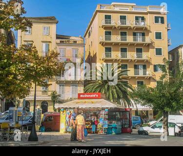 Korfu, Griechenland. 10.Oktober 2004. Ein paar Halt bei einem McDonalds in der Altstadt von Korfu. Eine Insel vor der Griechischen Westküste, Korfu ist ein beliebtes Reiseziel geworden. Credit: Arnold Drapkin/ZUMA Draht/Alamy leben Nachrichten Stockfoto