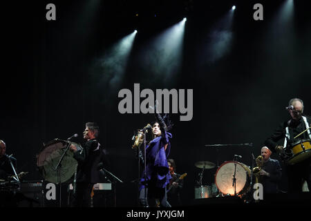 Brecon Beacons, UK. 20 Aug, 2017. PJ Harvey live auf der Bühne in der Schlagzeile Steckplatz auf der letzten Nacht der 2017 Green Man Festival in Glanusk Park, Brecon Beacons, Wales. Foto Datum: Sonntag, August 20, 2017. Credit: Roger Garfield/Alamy leben Nachrichten Stockfoto