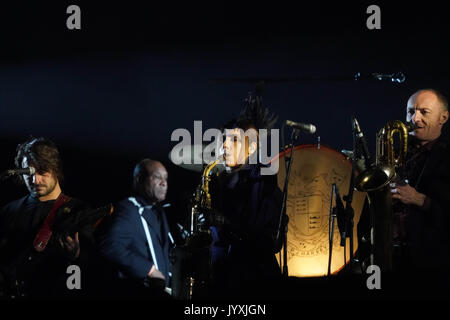 Brecon Beacons, UK. 20 Aug, 2017. PJ Harvey live auf der Bühne in der Schlagzeile Steckplatz auf der letzten Nacht der 2017 Green Man Festival in Glanusk Park, Brecon Beacons, Wales. Foto Datum: Sonntag, August 20, 2017. Credit: Roger Garfield/Alamy leben Nachrichten Stockfoto