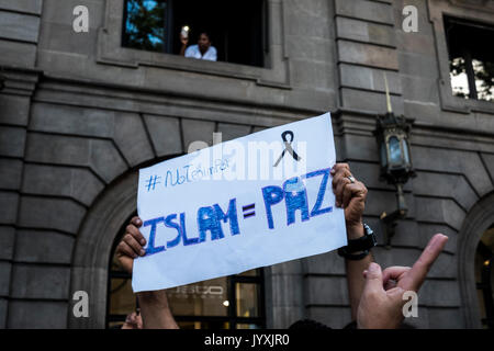 Barcelona, Spanien. 20 Aug, 2017. Die muslimische Gemeinschaft von Barcelona ist eine Hommage an die Opfer des Terroranschlags in Barcelona. Zwei Hände zeigt ein Banner mit dem Text "Islam = Frieden" Credit: SOPA Images Limited/Alamy leben Nachrichten Stockfoto