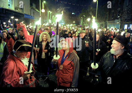 Bridport Fackelzug zum Ende des Karnevals Wochenende zu markieren, Dorset, UK Credit: Finnbarr Webster/Alamy leben Nachrichten Stockfoto