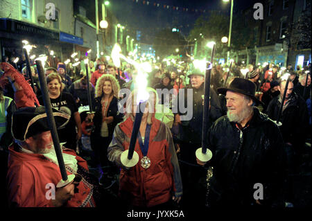 Bridport Fackelzug zum Ende des Karnevals Wochenende zu markieren, Dorset, UK Credit: Finnbarr Webster/Alamy leben Nachrichten Stockfoto