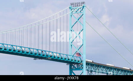 Toronto, Kanada. 16 Aug, 2017. Fernverkehrsfahrzeuge Überqueren Sie die Ambassador Bridge Position in die Vereinigten Staaten in Windsor, Ontario, Kanada, am 12.08.16., 2017. Die Vereinigten Staaten von Amerika, Kanada und Mexiko am Sonntag die erste Runde der Neuverhandlungen über die North American Free Trade Agreement (NAFTA), Verpfändung eine rasante Tempo der Verhandlungen in den kommenden Monaten weiter die 23-jährige trilaterale Handelsabkommen zu aktualisieren. Credit: Zou Zheng/Xinhua/Alamy leben Nachrichten Stockfoto