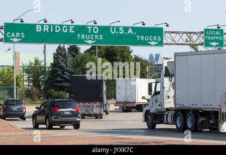 Toronto, Kanada. 16 Aug, 2017. Fahrzeuge kommen im Ambassador Bridge Position in die Vereinigten Staaten in Windsor, Ontario, Kanada, am 12.08.16., 2017. Die Vereinigten Staaten von Amerika, Kanada und Mexiko am Sonntag die erste Runde der Neuverhandlungen über die North American Free Trade Agreement (NAFTA), Verpfändung eine rasante Tempo der Verhandlungen in den kommenden Monaten weiter die 23-jährige trilaterale Handelsabkommen zu aktualisieren. Credit: Zou Zheng/Xinhua/Alamy leben Nachrichten Stockfoto