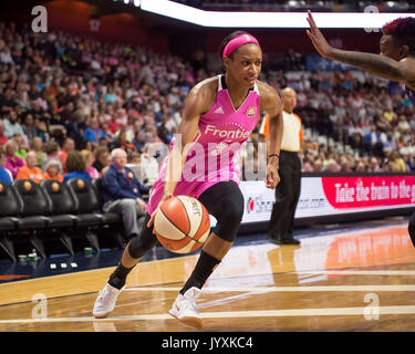 Uncasville, Connecticut, USA. 20. August 2017. Connecticut Sun guard Jasmin Thomas (5) treibt in den Warenkorb während der Wnba Basketballspiel zwischen den Phoenix Mercury und die Connecticut Sun in der Mohegan Sun Arena. Connecticut besiegt Phoenix 94-66. Chris Poss/Alamy leben Nachrichten Stockfoto