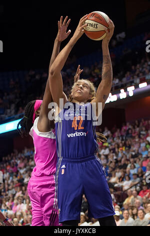Uncasville, Connecticut, USA. 20. August 2017. Phoenix Mercury center Brittney Griner (42) schießt während Connecticut Sun center Jonquel Jones (35) Während der WNBA Basketballspiel zwischen den Phoenix Mercury und die Connecticut Sun in der Mohegan Sun Arena verteidigt. Connecticut besiegt Phoenix 94-66. Chris Poss/Alamy leben Nachrichten Stockfoto