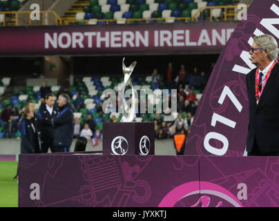 Belfast, Nordirland. 20 Aug, 2017. Nationale Fußball-Stadion im Windsor Park, Belfast, Nordirland, Irland. 20 Aug, 2017. UEFA U19-Europameisterschaft der Frauen Endg. - Frankreich 2 Spanien 3. Er Trophy erwartet Spanien. Quelle: David Hunter/Alamy leben Nachrichten Stockfoto