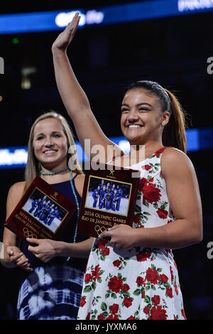 Anaheim, Kalifornien, USA. 20 Aug, 2017. LAURIE HERNANDEZ Wellen auf die Masse während des abschließenden Tag der Konkurrenz im Honda Center in Anaheim, Kalifornien statt. Credit: Amy Sanderson/ZUMA Draht/Alamy leben Nachrichten Stockfoto