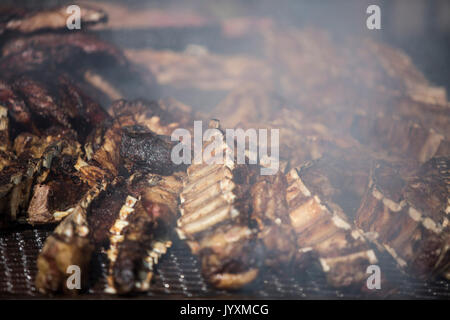 Buenos Aires, Argentinien. 20 Aug, 2017. Foto am 12.08.20, 2017 zeigt Fleisch beim Grillen Wettbewerb in Buenos Aires, der Hauptstadt von Argentinien, am 12.08.20., 2017. 24 Paare, die jeden argentinischen Provinz und der Stadt Buenos Aires vertreten nahmen an dem Wettbewerb. Quelle: Martin Zabala/Xinhua/Alamy leben Nachrichten Stockfoto