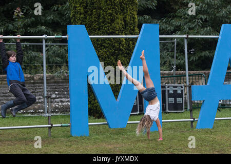 Glanusk Park, Brecon, Wales, 20. August 2017. Tag Drei der Grüne Mann Musik Festival in die Brecon Beacons Berge in Wales. Poeple Pose und um den riesigen Grünen Mann Zeichen spielen, indem die wichtigsten Mountain Stage. Am letzten Tag des Festivals es regnete den ganzen Tag und viele Festivalbesucher durch und kalten getränkt wurden. Bild: Rob Watkins/Alamy leben Nachrichten Stockfoto