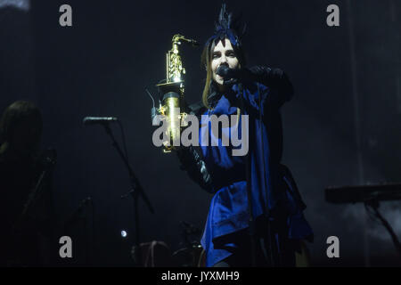 Glanusk Park, Brecon, Großbritannien. August 2017. Tag 3 des Green man Musikfestivals in den Brecon Beacons Mountains in Wales. PJ HARVEY brachte das Wochenende zu Ende, als er die Hauptrolle auf der Mountain Stage spielte. Quelle: Rob Watkins/Alamy Live News. INFO: PJ Harvey ist eine renommierte britische Singer-Songwriterin und Musikerin, die für ihre unverwechselbare Stimme und ihren eklektischen Stil bekannt ist. Mit mehreren Auszeichnungen, darunter dem Mercury Prize, umfasst ihr einflussreiches Werk Rock, Punk und alternative Genres und macht sie zu einer Schlüsselfigur in der zeitgenössischen Musik. Stockfoto