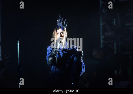 Glanusk Park, Brecon, Großbritannien. August 2017. Tag 3 des Green man Musikfestivals in den Brecon Beacons Mountains in Wales. PJ HARVEY brachte das Wochenende zu Ende, als er die Hauptrolle auf der Mountain Stage spielte. Quelle: Rob Watkins/Alamy Live News. INFO: PJ Harvey ist eine renommierte britische Singer-Songwriterin und Musikerin, die für ihre unverwechselbare Stimme und ihren eklektischen Stil bekannt ist. Mit mehreren Auszeichnungen, darunter dem Mercury Prize, umfasst ihr einflussreiches Werk Rock, Punk und alternative Genres und macht sie zu einer Schlüsselfigur in der zeitgenössischen Musik. Stockfoto