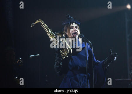 Glanusk Park, Brecon, Großbritannien. August 2017. Tag 3 des Green man Musikfestivals in den Brecon Beacons Mountains in Wales. PJ HARVEY brachte das Wochenende zu Ende, als er die Hauptrolle auf der Mountain Stage spielte. Quelle: Rob Watkins/Alamy Live News. INFO: PJ Harvey ist eine renommierte britische Singer-Songwriterin und Musikerin, die für ihre unverwechselbare Stimme und ihren eklektischen Stil bekannt ist. Mit mehreren Auszeichnungen, darunter dem Mercury Prize, umfasst ihr einflussreiches Werk Rock, Punk und alternative Genres und macht sie zu einer Schlüsselfigur in der zeitgenössischen Musik. Stockfoto