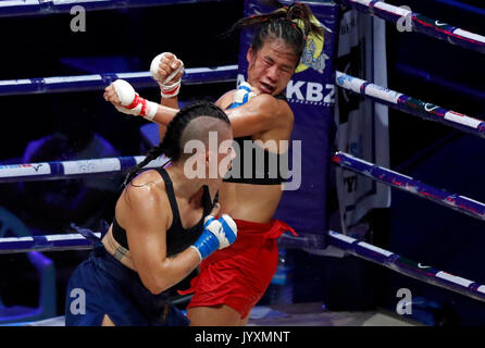 Yangon, Myanmar. 21 Aug, 2017. Voronica (R) von Myanmar kämpft mit Monica Brenes Mena von Costa Rica während einer Myanmar Lethwei Weltmeisterschaft in Myanmar traditionellen Boxkampf in Yangon, Myanmar, Nov. 21, 2017. Credit: U Aung/Xinhua/Alamy leben Nachrichten Stockfoto