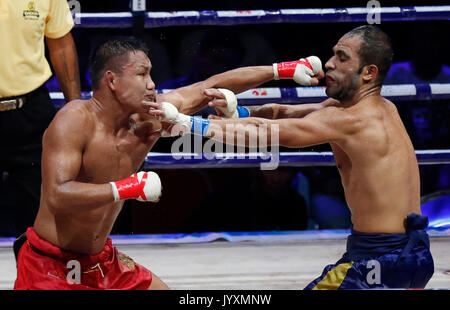 Yangon, Myanmar. 21 Aug, 2017. Sah Gaw Mu Tun (L) von Myanmar kämpft mit nuklearen Hadi des Iran während einer Myanmar Lethwei Weltmeisterschaft in Myanmar traditionellen Boxkampf in Yangon, Myanmar, Nov. 21, 2017. Credit: U Aung/Xinhua/Alamy leben Nachrichten Stockfoto