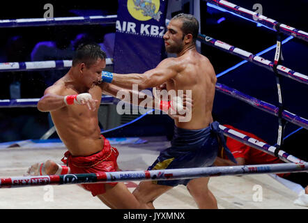 Yangon, Myanmar. 21 Aug, 2017. Sah Gaw Mu Tun (L) von Myanmar kämpft mit nuklearen Hadi des Iran während einer Myanmar Lethwei Weltmeisterschaft in Myanmar traditionellen Boxkampf in Yangon, Myanmar, Nov. 21, 2017. Credit: U Aung/Xinhua/Alamy leben Nachrichten Stockfoto