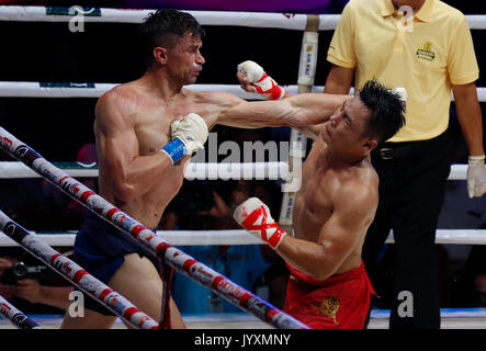 Yangon, Myanmar. 21 Aug, 2017. Phyan Thwei (R) von Myanmar kämpft mit Sebastien Billard (L) von Frankreich während einer Myanmar Lethwei Weltmeisterschaft in Myanmar traditionellen Boxkampf in Yangon, Myanmar, Nov. 21, 2017. Credit: U Aung/Xinhua/Alamy leben Nachrichten Stockfoto