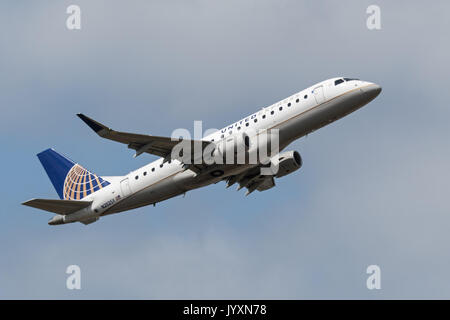 Richmond, British Columbia, Kanada. 18 Aug, 2017. Ein United Express Embraer 175 (ERJ -170-200 LR) Schmalrumpfflugzeuge Single-aisle-Regional Jet Airliner zieht aus Vancouver International Airport. Die airliner ist im Besitz von SkyWest Airlines unter Vertrag mit United Airlines betrieben. Credit: bayne Stanley/ZUMA Draht/Alamy leben Nachrichten Stockfoto