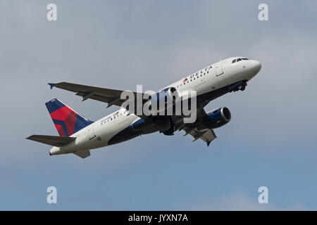 Richmond, British Columbia, Kanada. 18 Aug, 2017. Ein Delta Air Lines Airbus A319 (A319-100) Schmalrumpfflugzeuge Single-aisle-Jet Airliner sich entfernt vom internationalen Flughafen Vancouver. Credit: bayne Stanley/ZUMA Draht/Alamy leben Nachrichten Stockfoto