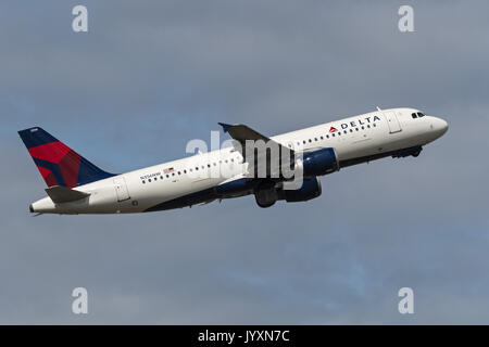 Richmond, British Columbia, Kanada. 18 Aug, 2017. Ein Delta Air Lines Airbus A320 (A320-200) Schmalrumpfflugzeuge Single-aisle-Jet Airliner sich entfernt vom internationalen Flughafen Vancouver. Credit: bayne Stanley/ZUMA Draht/Alamy leben Nachrichten Stockfoto