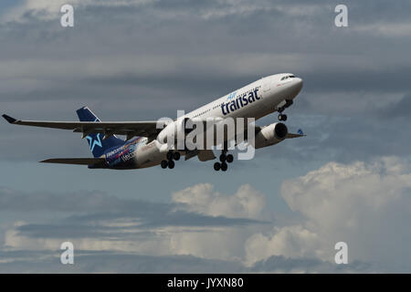 Richmond, British Columbia, Kanada. 18 Aug, 2017. Eine Air Transat Airbus A330 (C-GUBD) wide-Body Jet Airliner sich entfernt vom internationalen Flughafen Vancouver. Credit: bayne Stanley/ZUMA Draht/Alamy leben Nachrichten Stockfoto