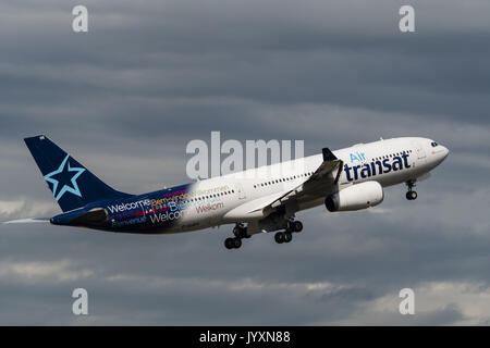 Richmond, British Columbia, Kanada. 18 Aug, 2017. Eine Air Transat Airbus A330 (C-GJDA) wide-Body Jet Airliner sich entfernt vom internationalen Flughafen Vancouver. Credit: bayne Stanley/ZUMA Draht/Alamy leben Nachrichten Stockfoto